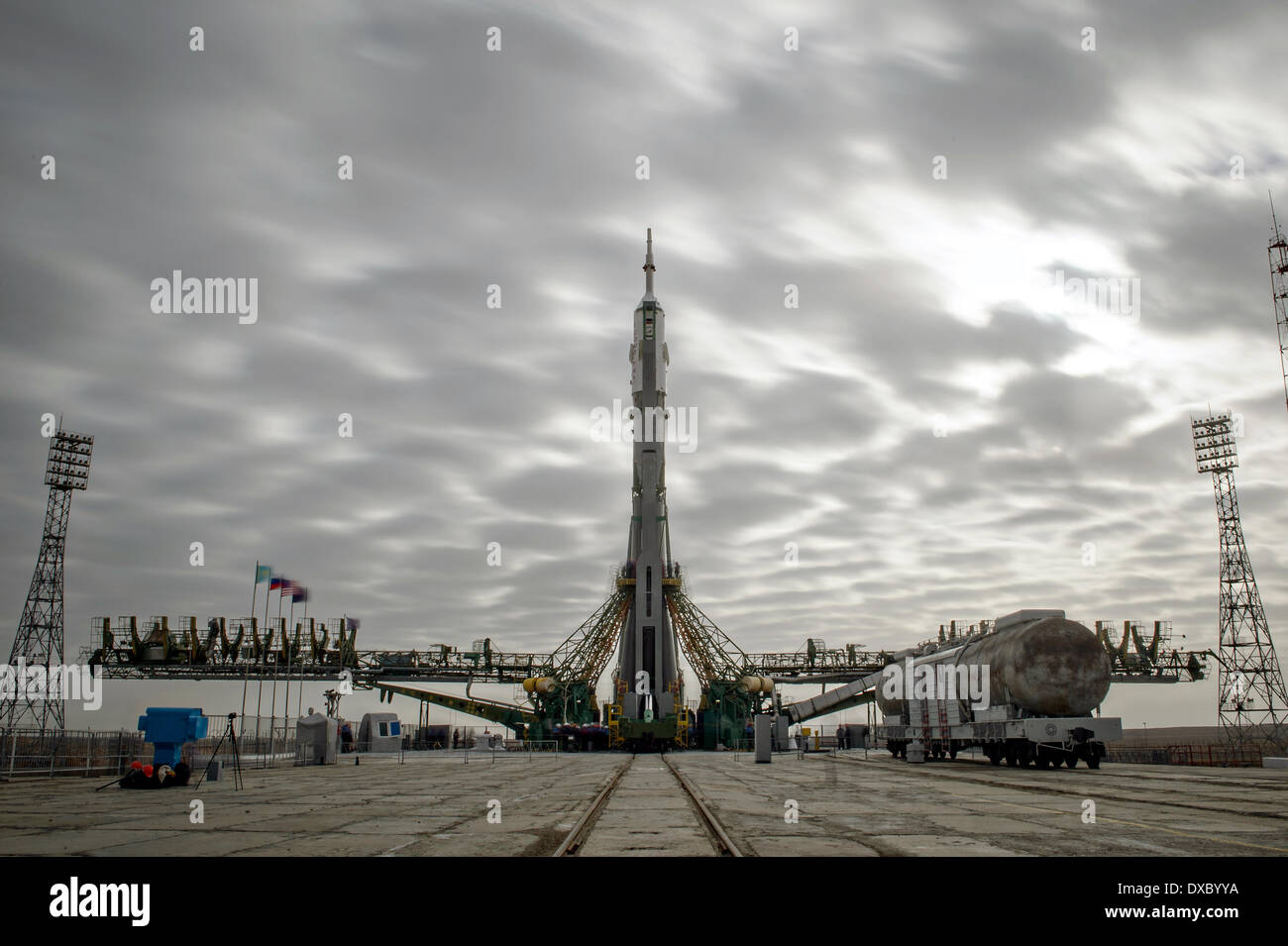 Das Raumschiff Sojus TMA - 12M nach angehoben in Position auf der Startrampe in Baikonur Kosmodrom starten 23. März 2014 in Baikonur, Kasachstan. Start der Sojus-Rakete ist geplant für März 26 und schicken Expedition 39 Sojus Kommandant Alexander Skworzow der russischen Federal Space Agency, Astronaut Steven Swanson der NASA, Kosmonaut Oleg Artemyev von Roskosmos auf einer sechsmonatigen Mission an Bord der internationalen Raumstation ISS. Stockfoto