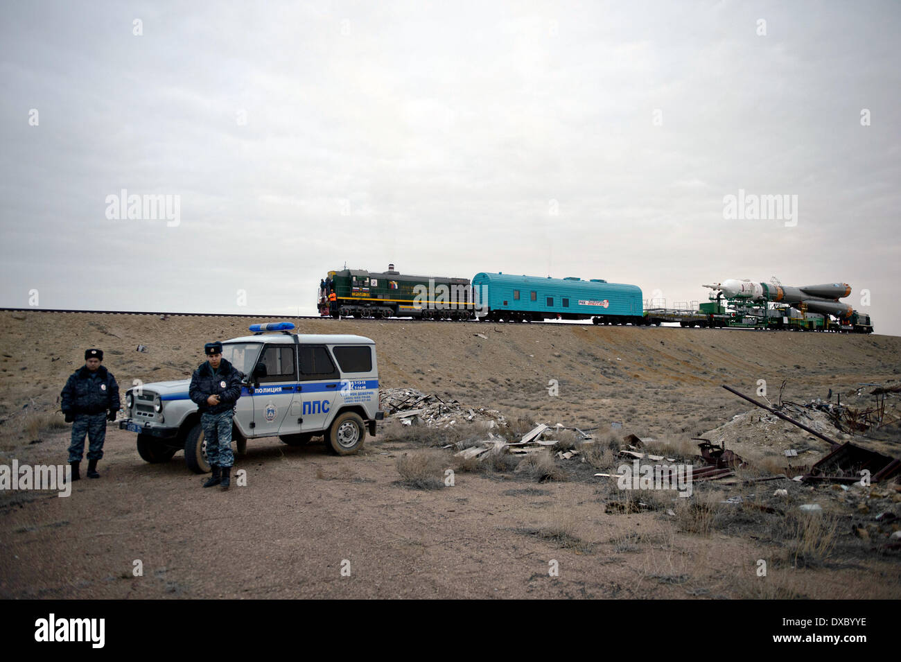 Das Raumschiff Sojus TMA - 12M ist mit dem Zug auf der Startrampe in Baikonur Kosmodrom 23. März 2014 in Baikonur, Kasachstan ausgerollt. Start der Sojus-Rakete ist geplant für März 26 und schicken Expedition 39 Sojus Kommandant Alexander Skworzow der russischen Federal Space Agency, Astronaut Steven Swanson der NASA, Kosmonaut Oleg Artemyev von Roskosmos auf einer sechsmonatigen Mission an Bord der internationalen Raumstation ISS. Stockfoto