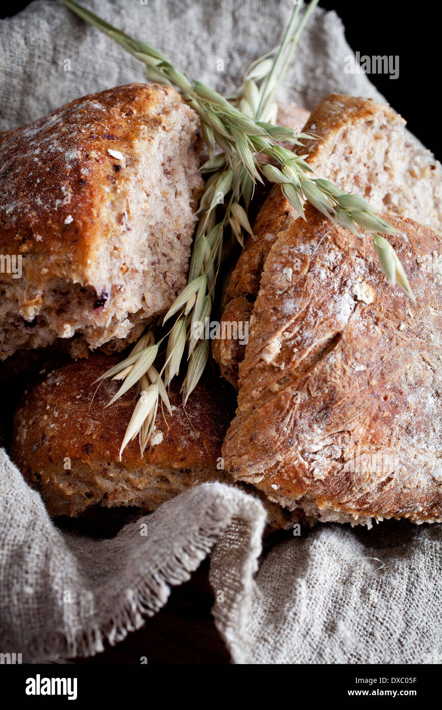 Selbstgebackenes Brot mit Hafer Stockfoto