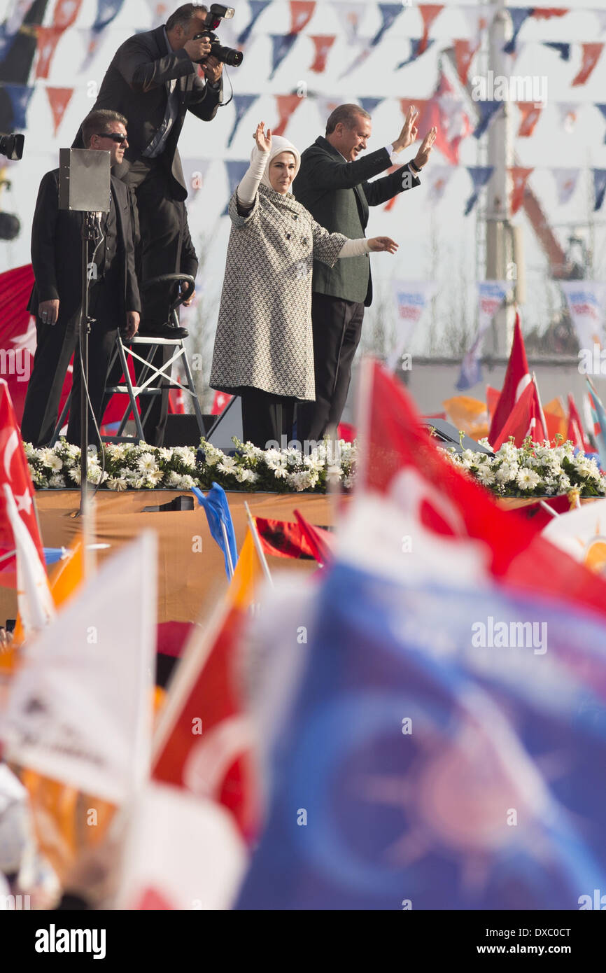 Istanbul, Türkei. 23. März 2014. Ministerpräsident Recep Tayyip Erdogan und seine Frau bei der AK-Partei-Kampagne-Rallye von Millionen von Menschen in Istanbul, vor der nächsten Woche Kommunalwahlen besucht. Jodi Hilton/NurPhoto/ZUMAPRESS.com/Alamy © Live-Nachrichten Stockfoto