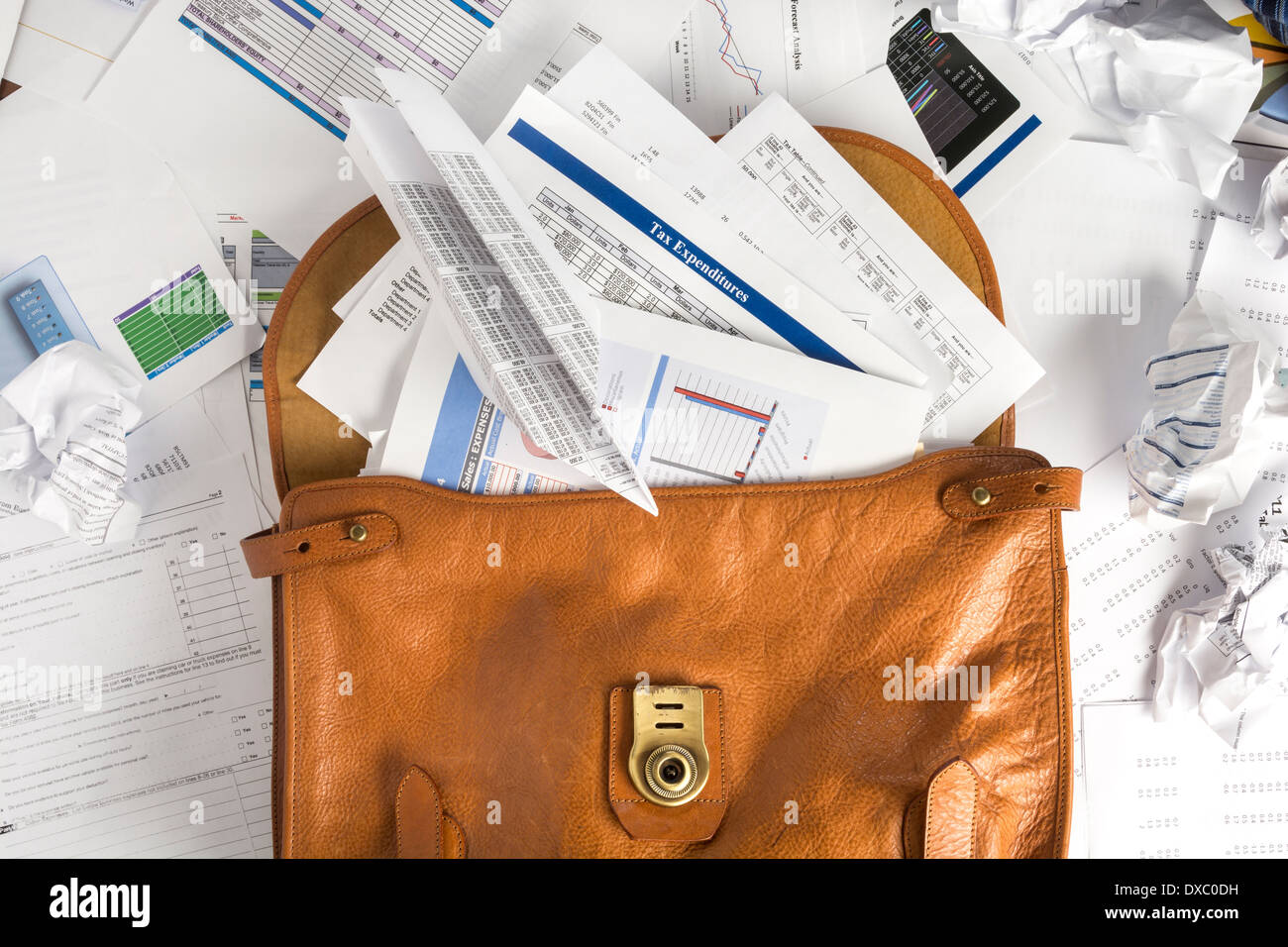 Konzept-Foto zeigt Aktenkoffer geöffnet und überfüllt mit Papierkram, die mit steuerlichen oder anderen finanziellen Geschichten verwendet werden kann Stockfoto