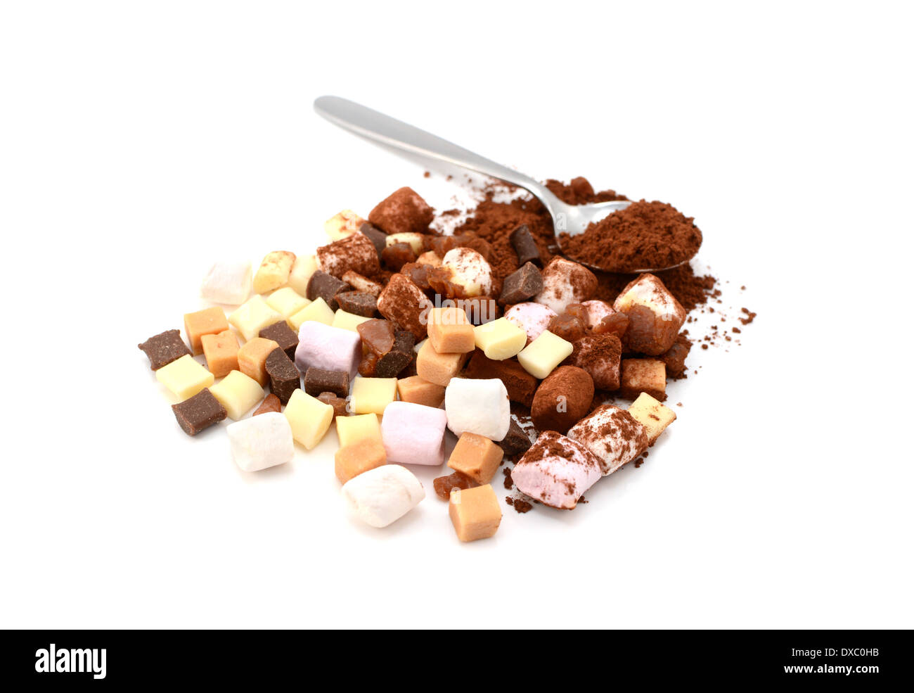 Marshmallows, Fudge und Karamell Stücke mit Kakaopulver, isoliert auf weißem Hintergrund Stockfoto