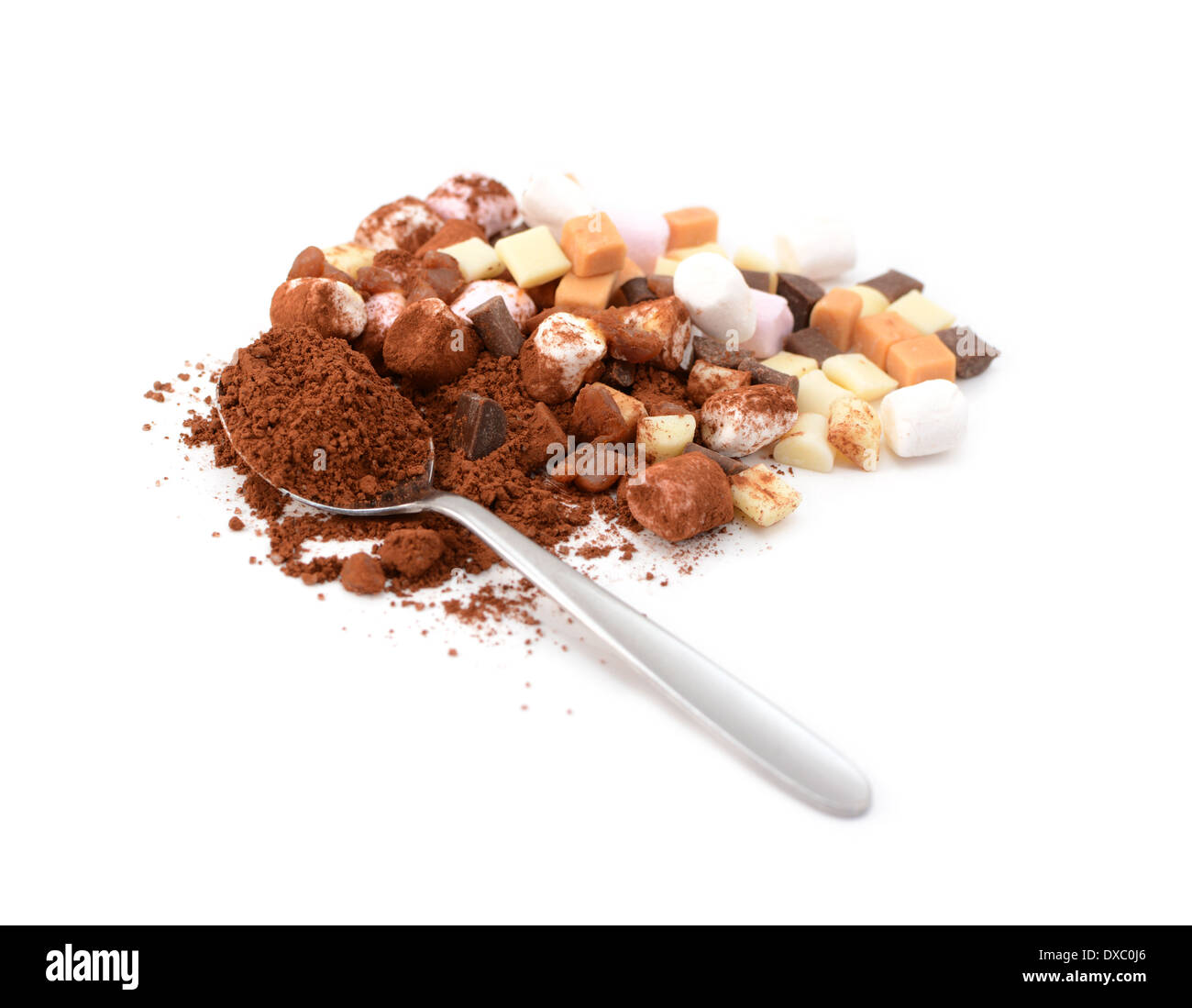 Löffel Kakao mit Marshmallows, Fudge und Karamell Stücke für heiße Schokolade, isoliert auf weißem Hintergrund Stockfoto