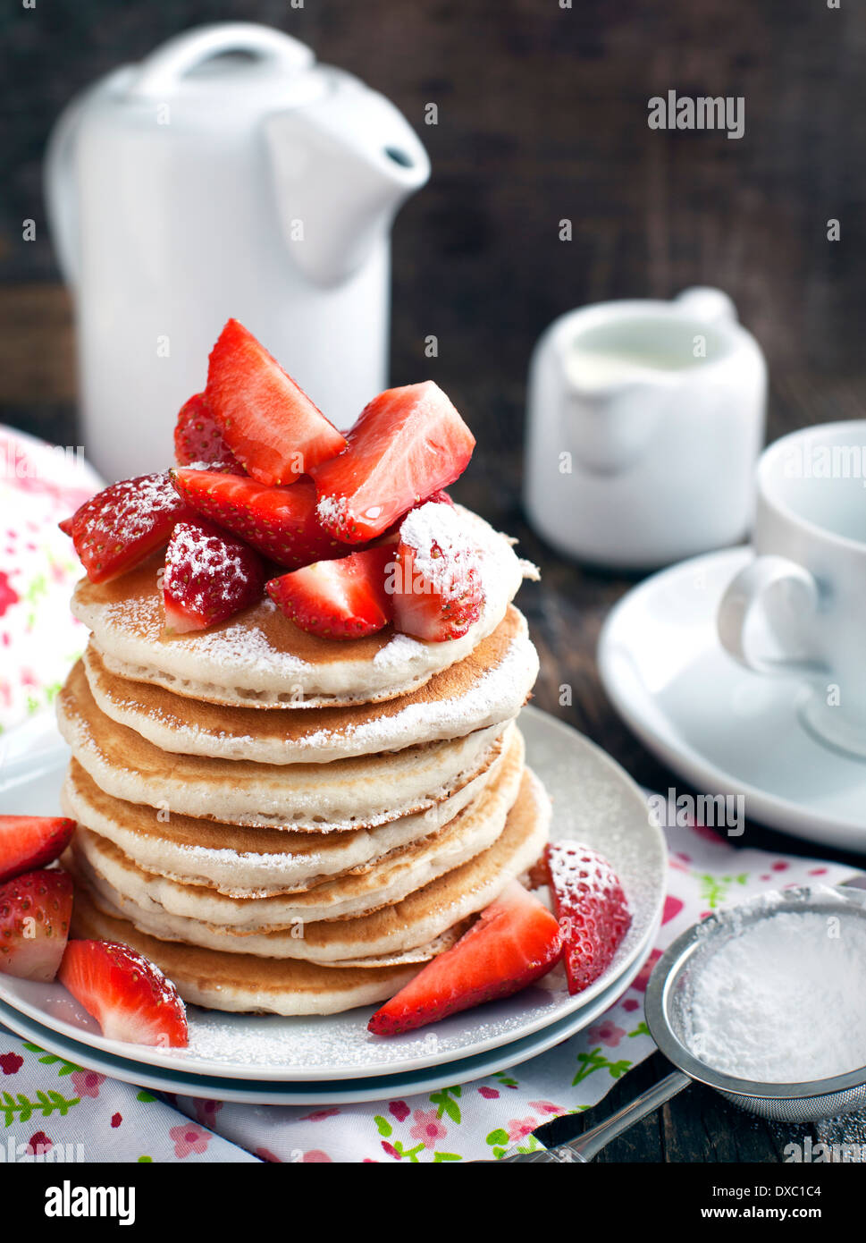 Stapel von Pfannkuchen mit frischen Erdbeeren Stockfoto