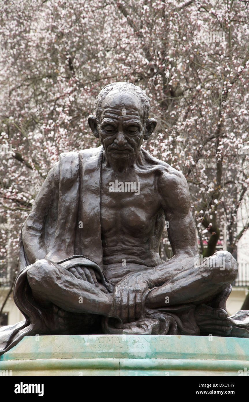 Eine Statue von Mahatma Gandhi, der Anführer der Indiens Kampf für die Unabhängigkeit vom britischen Mutterland. Tavistock Square, London, England, Vereinigtes Königreich. Stockfoto