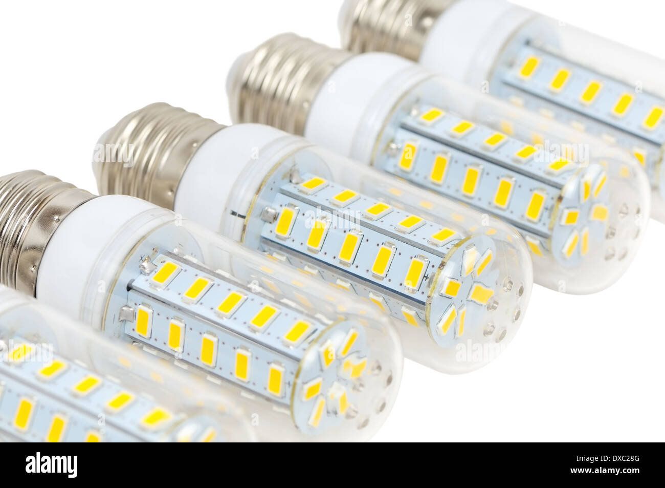 Mehrere LED-Lampen-Mais liegen nebeneinander auf einem weißen Hintergrund Stockfoto