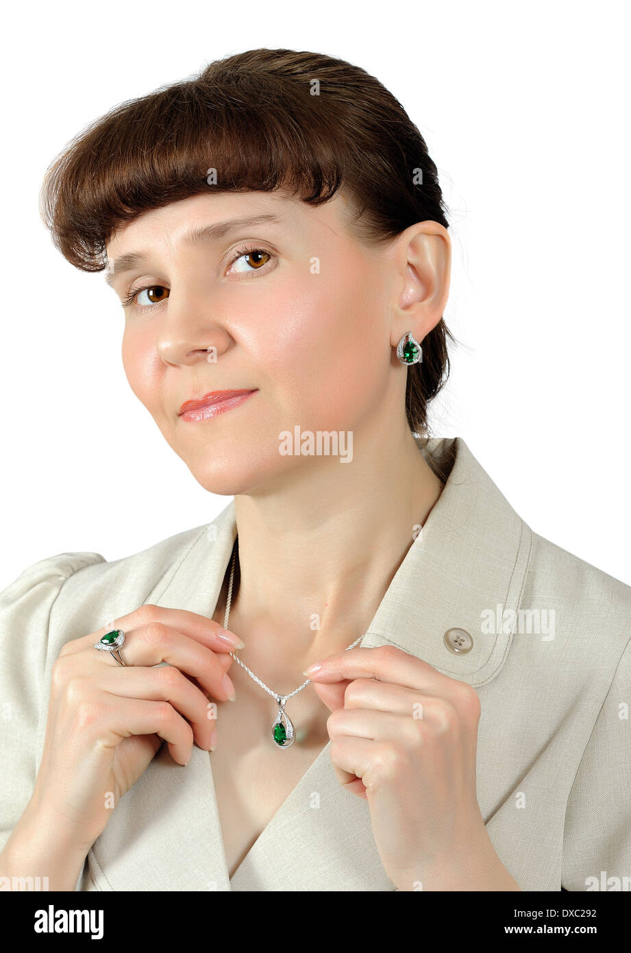 Hübsche Frau, schöne Schmuck-set mit Smaragden Birne Schnitt anprobieren Stockfoto