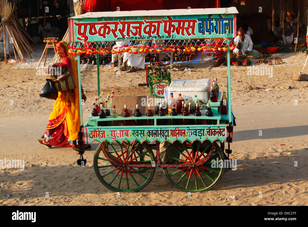 Getränke zum Verkauf in einer Straße von Pushkar während der 'Camel Fair". Rajasthan, Indien. Stockfoto