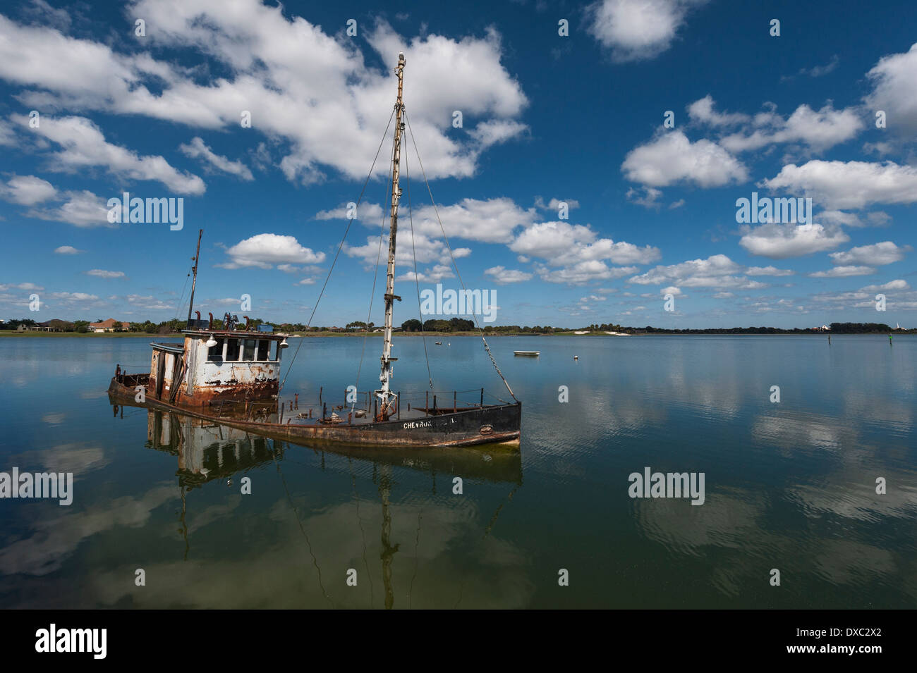 Ein altes Boot versenkt und verwendet als Dekoration The Sumter Landing in The Villages, Florida ein Ruhestandsgemeinschaft für 55 und über Stockfoto