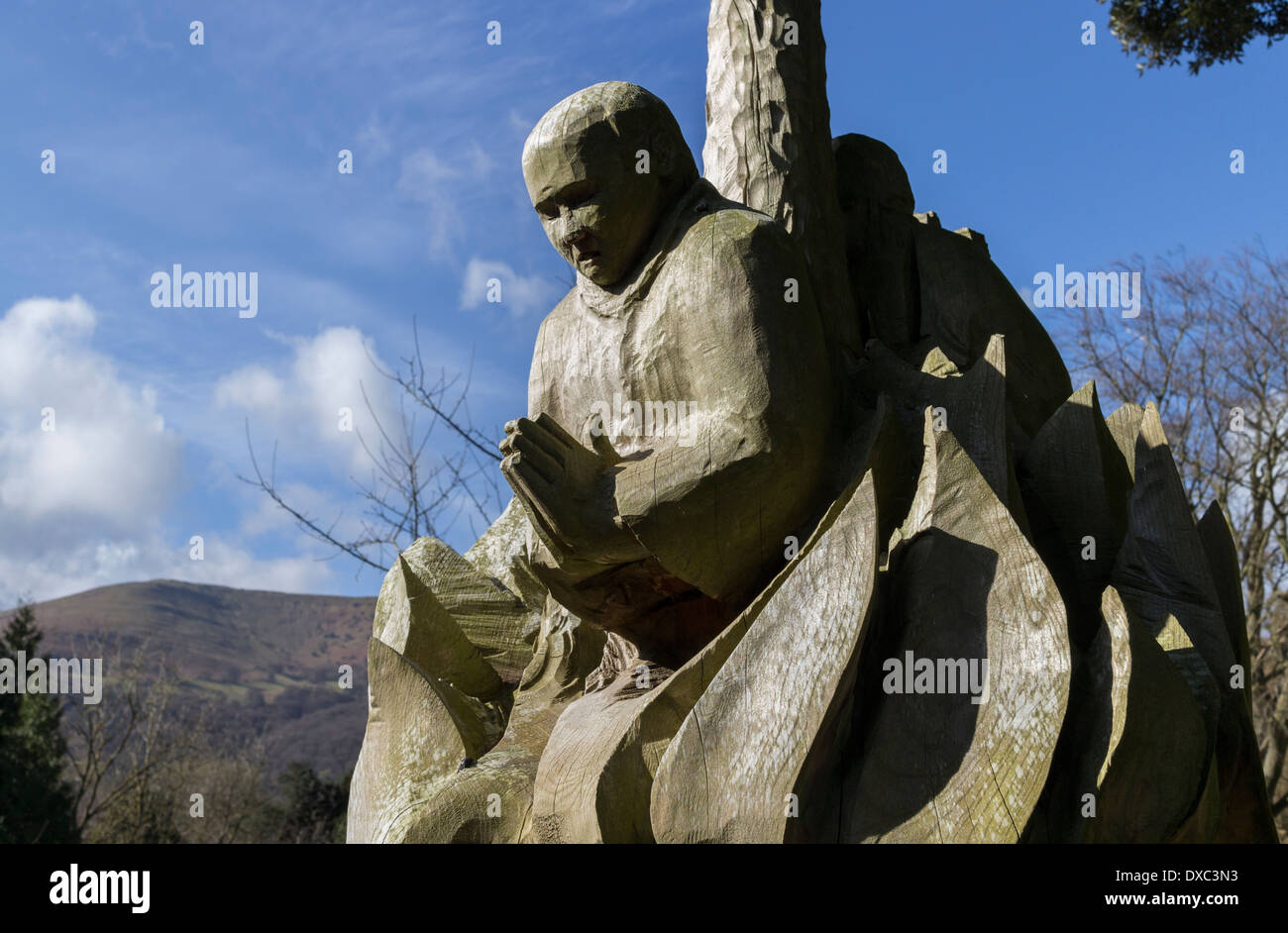 Beten Mönch Teil geschnitzte Skulptur in Linda Vista Gärten, Abergavenny, Wales, UK Stockfoto