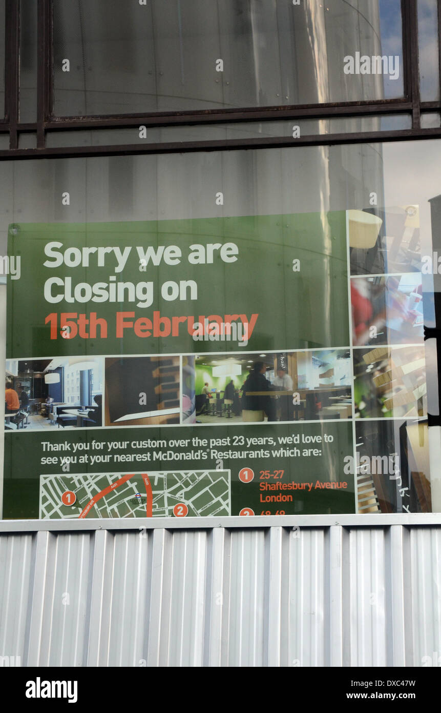 London, UK. 23. März 2014. Abriss beginnt am The Communications Building Bestandteil der umstrittene Entwicklung von Leicester Square, darunter der Abriss des Art-deco-Odeon-Kino und Nebengebäuden, einem Luxus-Hotel, Restaurants, Luxus-Appartements und Kino-Komplex zu bauen. McDonalds Plakat im geschlossenen Restaurant. Bildnachweis: JOHNNY ARMSTEAD/Alamy Live-Nachrichten Stockfoto
