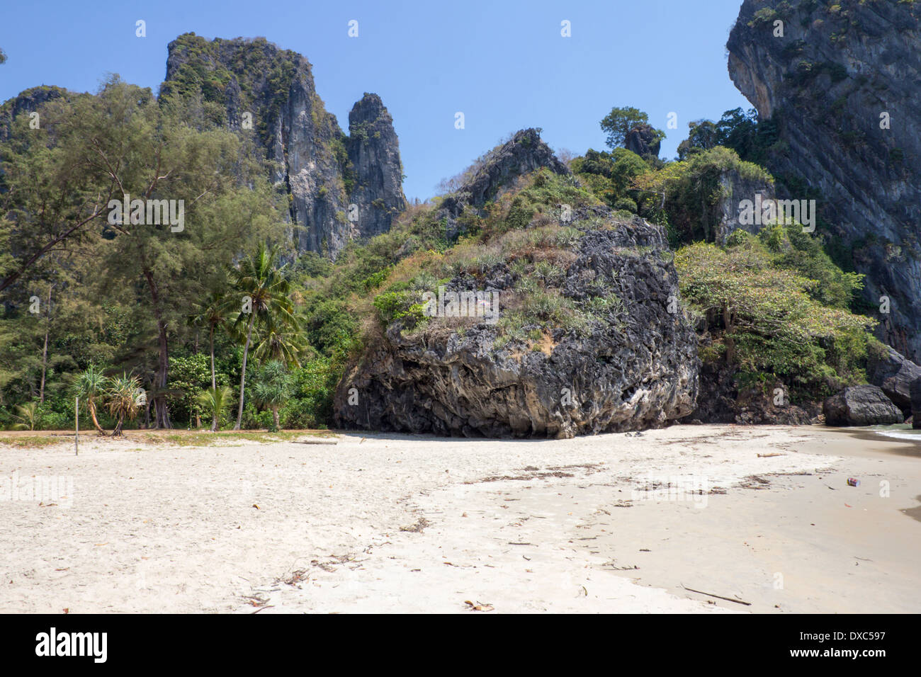 Felsformationen auf Yao Beach, Provinz Trang, Thailand Stockfoto