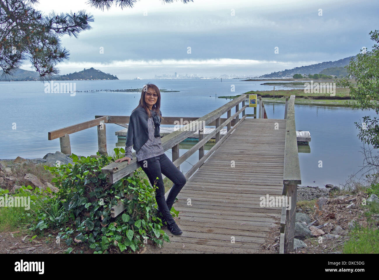 hübsche Frau posiert für die Kamera an der San Francisco Bay Stockfoto
