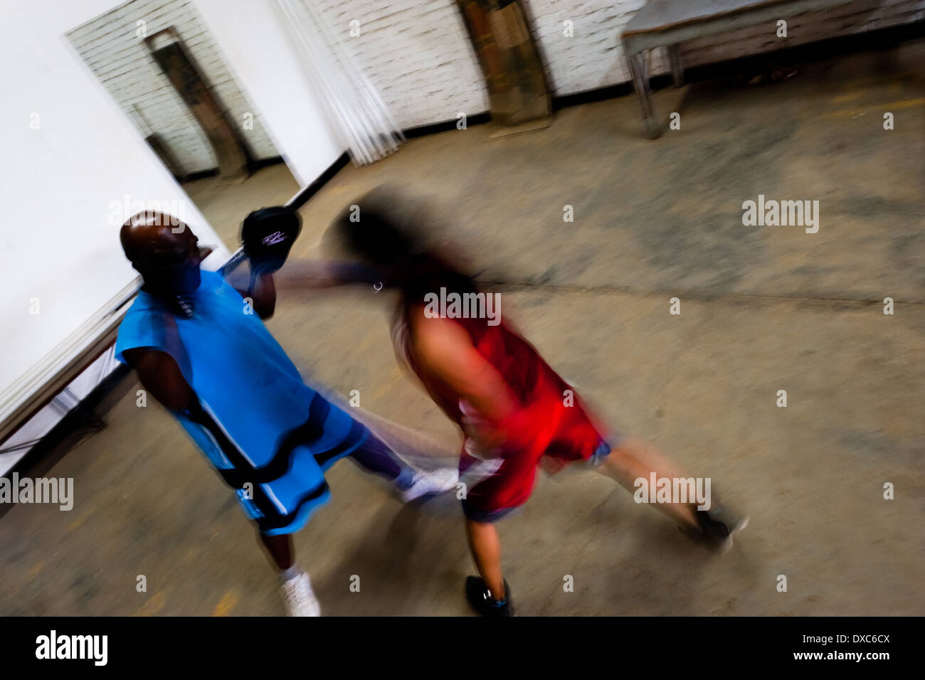 Geraldin Hamann, ein junger kolumbianischer Boxer gilt beim sparring Training mit ihrer Trainerin in der Box-Gym in Cali, Kolumbien. Stockfoto