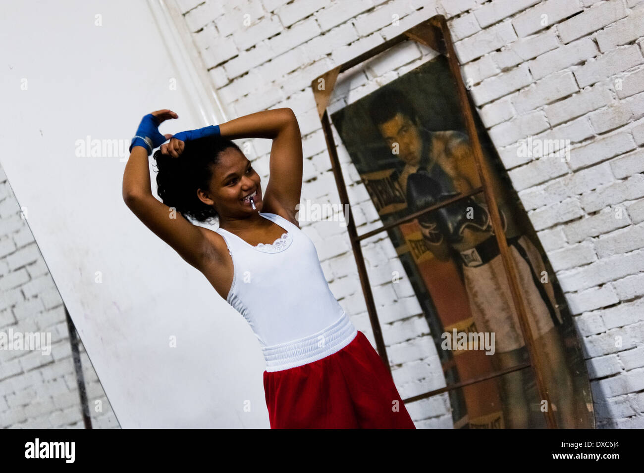 Laura Astudillo, ein junger kolumbianischer Boxer bindet Haare vor einem sparring Session in der Box-Gym in Cali, Kolumbien. Stockfoto