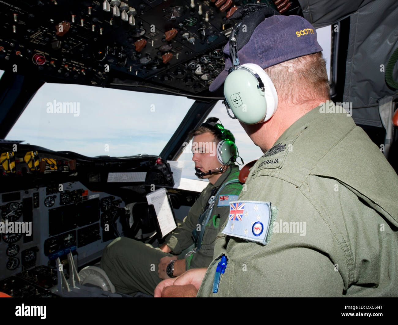 Canberra. 22. März 2014. Dieses Foto, aufgenommen am 22. März 2014 und veröffentlicht durch australische Verteidigung-Kraft zeigt, dass die Royal Australian Air Force (RAAF) Flugzeug Kapitän Flight Lieutenant Josh Williams (L) bespricht Kraftstoffverbrauch mit Flugingenieur Warrant Officer Neil Scott-Jackson während unterwegs im südlichen Indischen Ozean als Teil der Australian Maritime Safety Authority-geführte Suche nach Malaysia Airlines Flug MH370, März 22 , 2014. © Xinhua/Alamy Live-Nachrichten Stockfoto