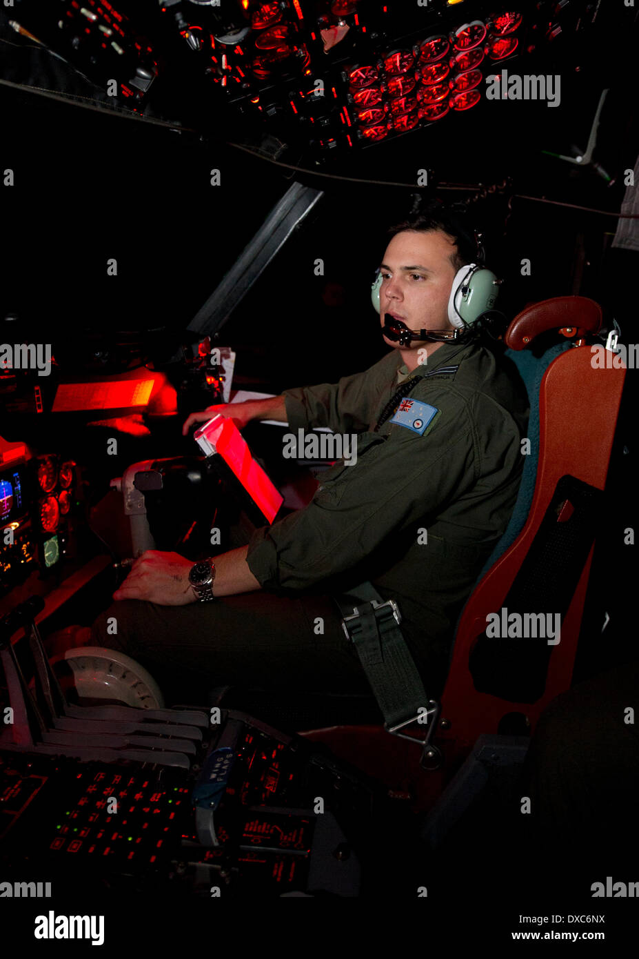 Canberra. 22. März 2014. Dieses Foto, aufgenommen am 22. März 2014 und veröffentlicht durch australische Verteidigung-Kraft zeigt, dass die Royal Australian Air Force (RAAF) Flugzeug Kapitän Flight Lieutenant Josh Williams eine AP - 3 C Orion auf dem Weg nach RAAF Base Pearce Western Australia steuert nach der Suche im südlichen Indischen Ozean als Teil der Australian Maritime Safety Authority-geführte Suche nach Malaysia Airlines Flug MH370, 22. März 2014. © Xinhua/Alamy Live-Nachrichten Stockfoto