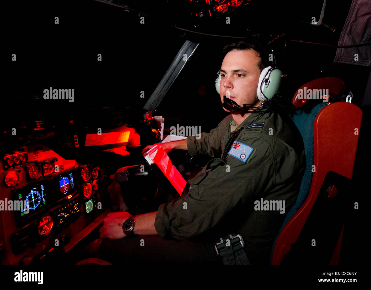 Canberra. 22. März 2014. Dieses Foto, aufgenommen am 22. März 2014 und veröffentlicht durch australische Verteidigung-Kraft zeigt, dass die Royal Australian Air Force (RAAF) Flugzeug Kapitän Flight Lieutenant Josh Williams eine AP - 3 C Orion auf dem Weg nach RAAF Base Pearce Western Australia steuert nach der Suche im südlichen Indischen Ozean als Teil der Australian Maritime Safety Authority-geführte Suche nach Malaysia Airlines Flug MH370, 22. März 2014. © Xinhua/Alamy Live-Nachrichten Stockfoto