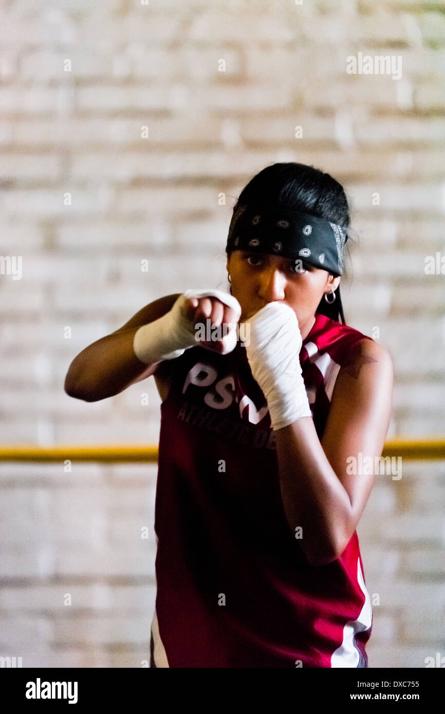 Geraldin Hamann, ein junger kolumbianischer Boxer Praktiken Schattenboxen während des Trainings in der Box-Gym in Cali, Kolumbien. Stockfoto