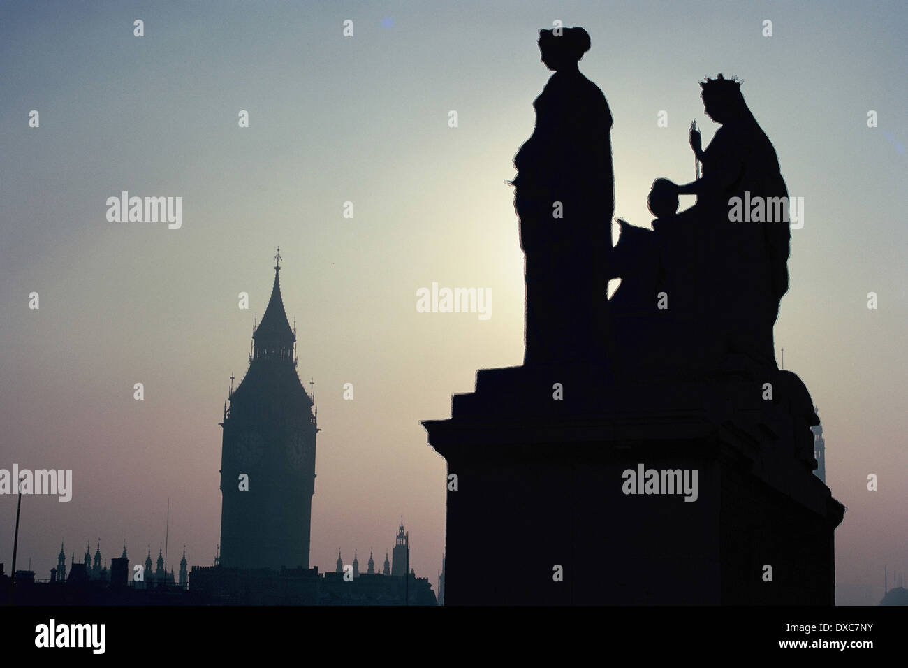 Statue der Königin Victoria auf dem Dach des Auswärtigen Amtes mit Big Ben und die Houses of Parliament in Ferne, 1970 Stockfoto