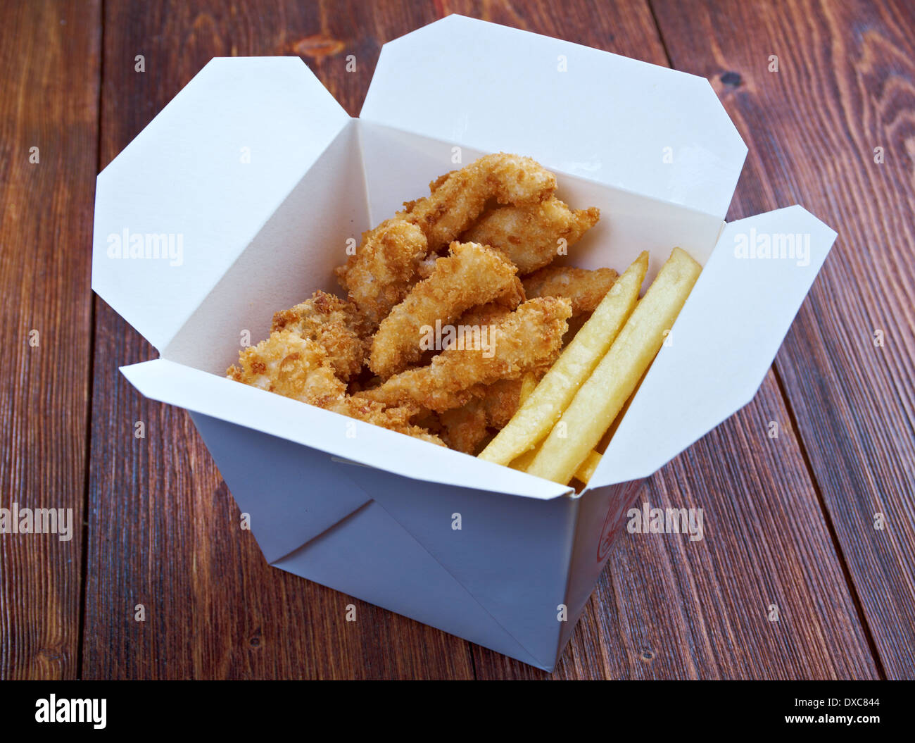 Pommes Frites und Chicken Nuggets.closeup in Take-out-box Stockfoto