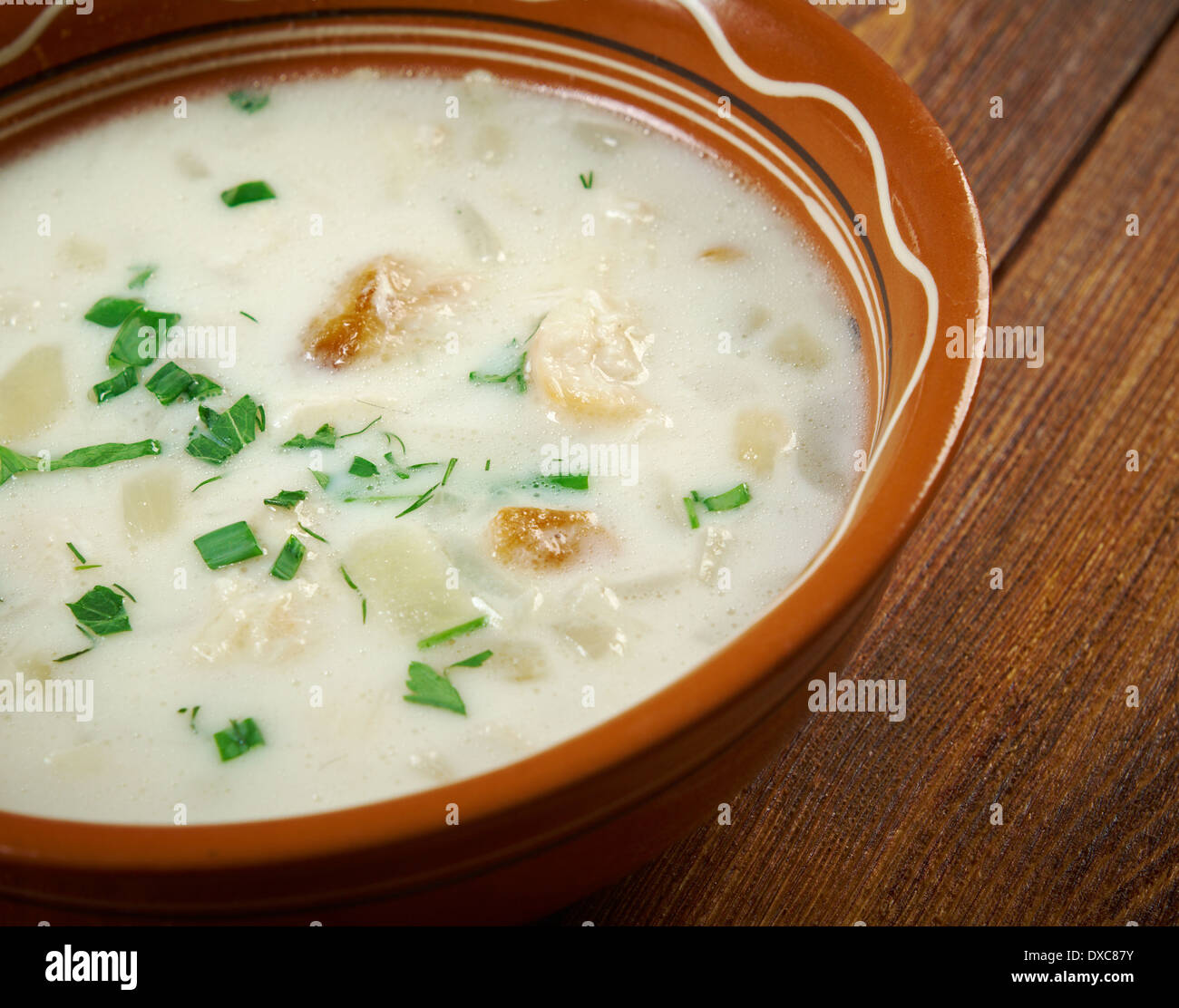 Cullen Skink - machte schottische Suppe aus geräuchertem Schellfisch, Kartoffeln und Zwiebeln. Finnan Haddock Chowder geräuchert Stockfoto