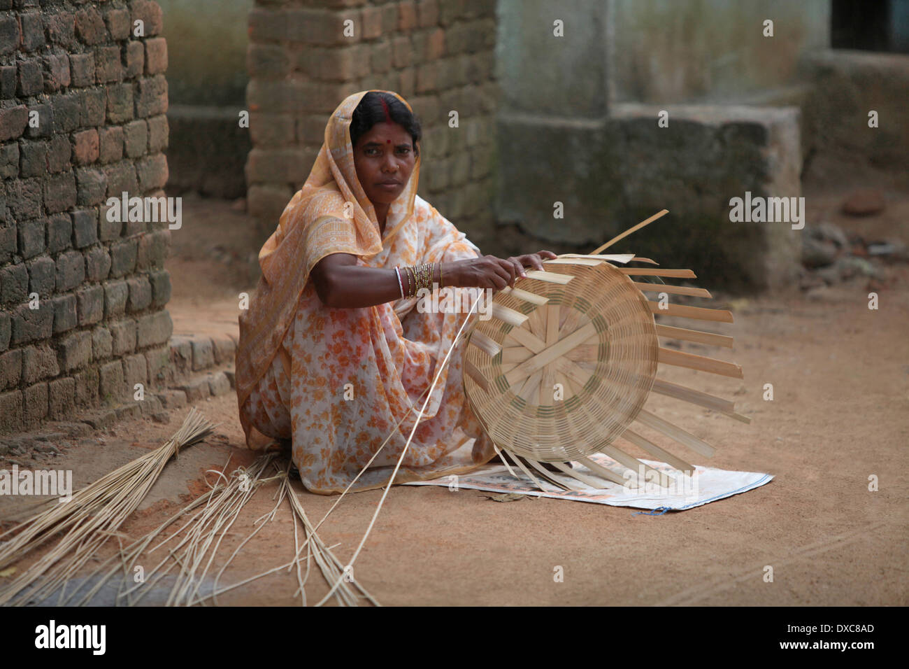 Frau er Bambus Körbe. Führende Handwerk von Jharkhand. Budhisarai Dorf, Jharkhand, Indien Stockfoto