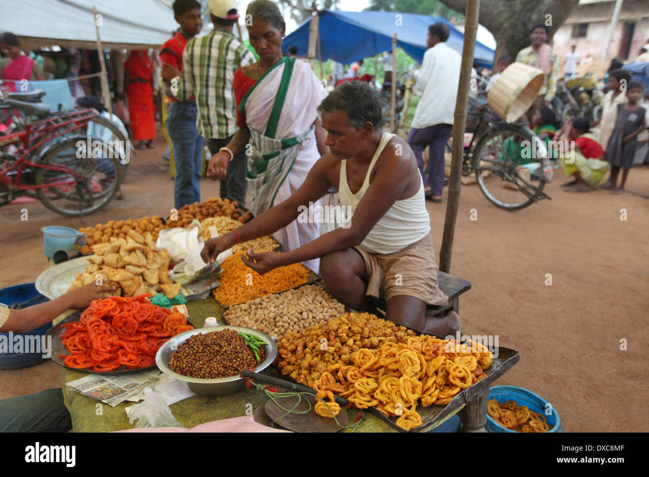 Mann, Verkauf von indischen Speisen und Süßigkeiten wie Pakora, Singhara und Jalebis. Ashavihar tribal Markt, Bokaro, Jharkhand, Indien Stockfoto