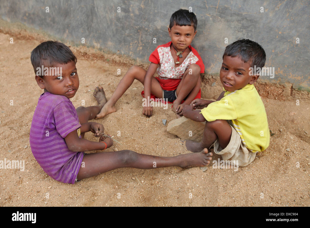 Stammes-spielende Kinder. Meyer-Stamm. Jamkudar Dorf, Bokaro Bezirk Jharkhand, Indien Stockfoto