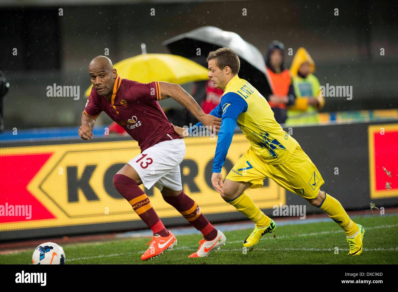 Verona, Italien. 22. März 2014. Maicon (Roma), Dejan Lazarevic (Chievo) Fußball: Italienische "Serie A" match zwischen Chievo Verona 0-2 Roma Stadium Marc'Antonio Bentegodi in Verona, Italien. © Maurizio Borsari/AFLO/Alamy Live-Nachrichten Stockfoto