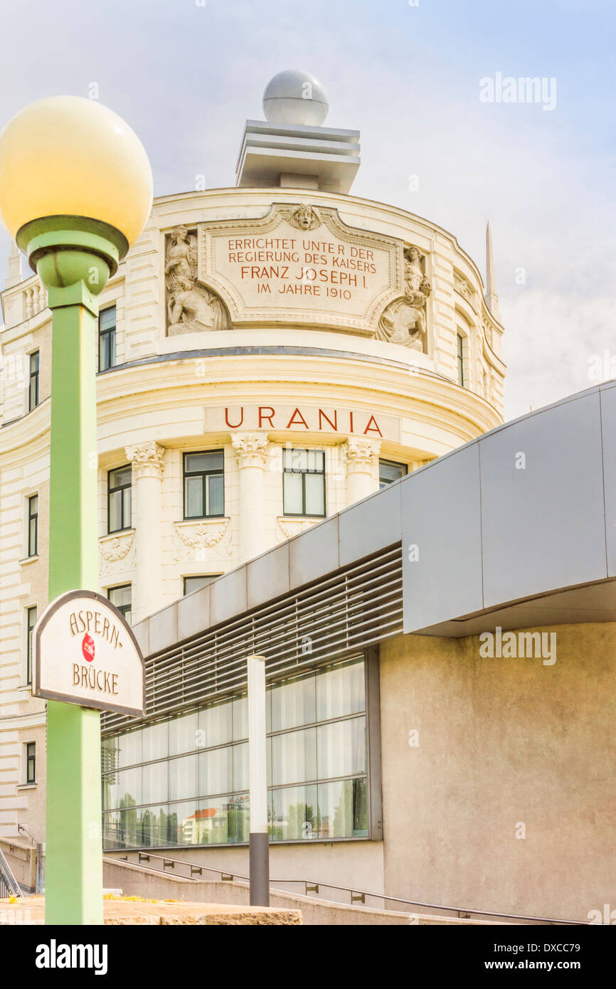 Urania-Gebäude, eine öffentliche Bildungseinrichtung und Sternwarte Gehäuse auch ein Kino, ein Puppentheater und ein restaurant Stockfoto