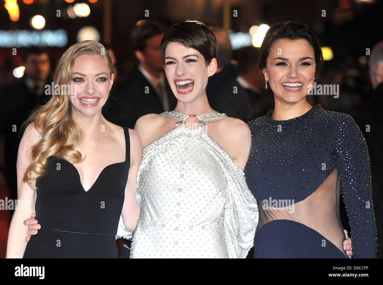 Anne Hathaway, Amanda Seyfreid, Samantha Barks Les Miserables Weltpremiere statt im Odeon & Empire Leicester Square - Ankünfte. London, England - 05.12.12 mit: Anne Hathaway, Amanda Seyfreid, Samantha Barks wo: London, Vereinigtes Königreich bei: 5. Dezember 2012 Stockfoto