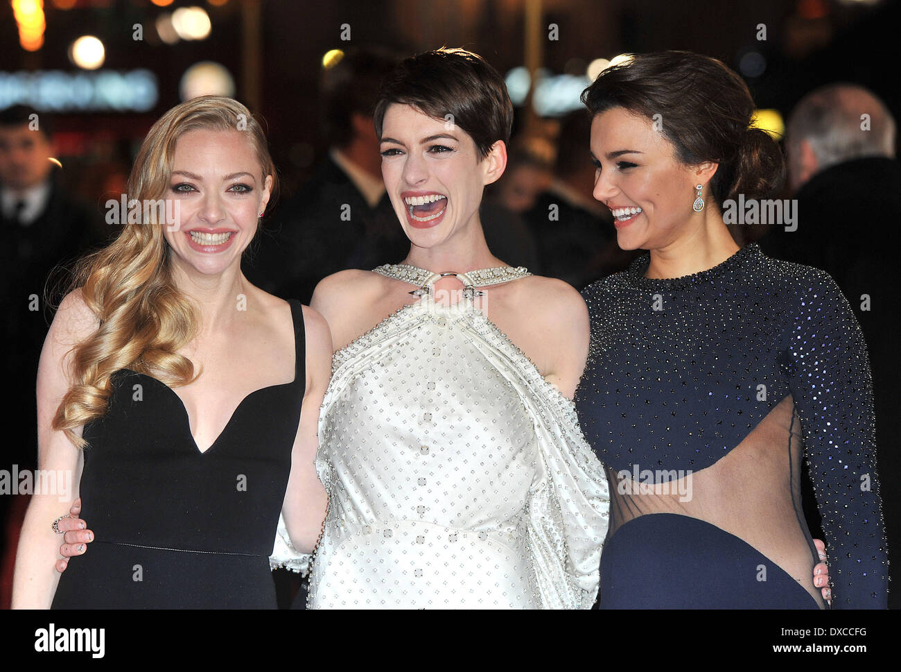 Anne Hathaway, Amanda Seyfreid, Samantha Barks Les Miserables Weltpremiere statt im Odeon & Empire Leicester Square - Ankünfte. London, England - 05.12.12 mit: Anne Hathaway, Amanda Seyfreid, Samantha Barks wo: London, Vereinigtes Königreich bei: 5. Dezember 2012 Stockfoto