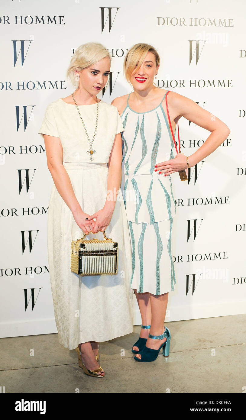 Mia Moretti, Caitlin Moe, bei der Weltpremiere von "The Music Fly möglich?" veranstaltet von Dior Homme und W Magazine auf dem Moore Building. Miami, Florida - 05.12.12 mit: Mia Moretti, Caitlin Moe Where: USA bei: 5. Dezember 2012 Stockfoto