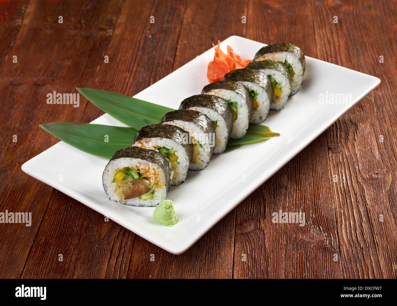 Japanisches Sushi traditionelles japanisches Essen. Mehr Sushi mit Gemüse Stockfoto