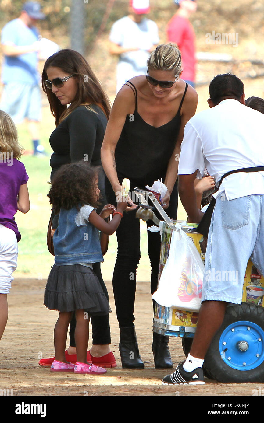 Heidi Klum, Lou Sulola Samuel Heidi Klum und ihre Familie den Tag genießen im Park in Brentwood, Los Angeles, Kalifornien - 06.10.12 F Stockfoto