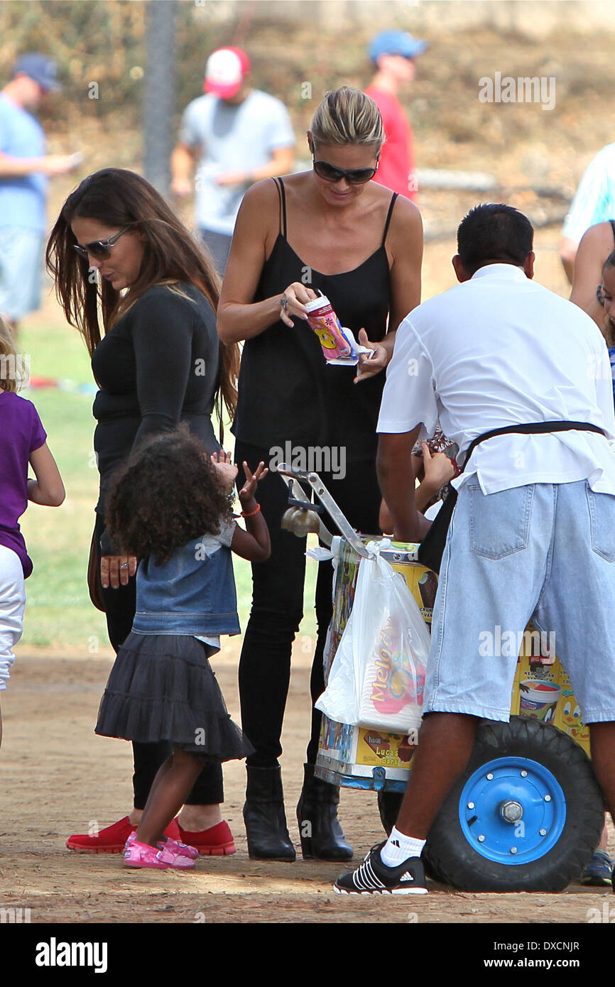 Heidi Klum, Lou Sulola Samuel Heidi Klum und ihre Familie den Tag genießen im Park in Brentwood, Los Angeles, Kalifornien - 06.10.12 F Stockfoto