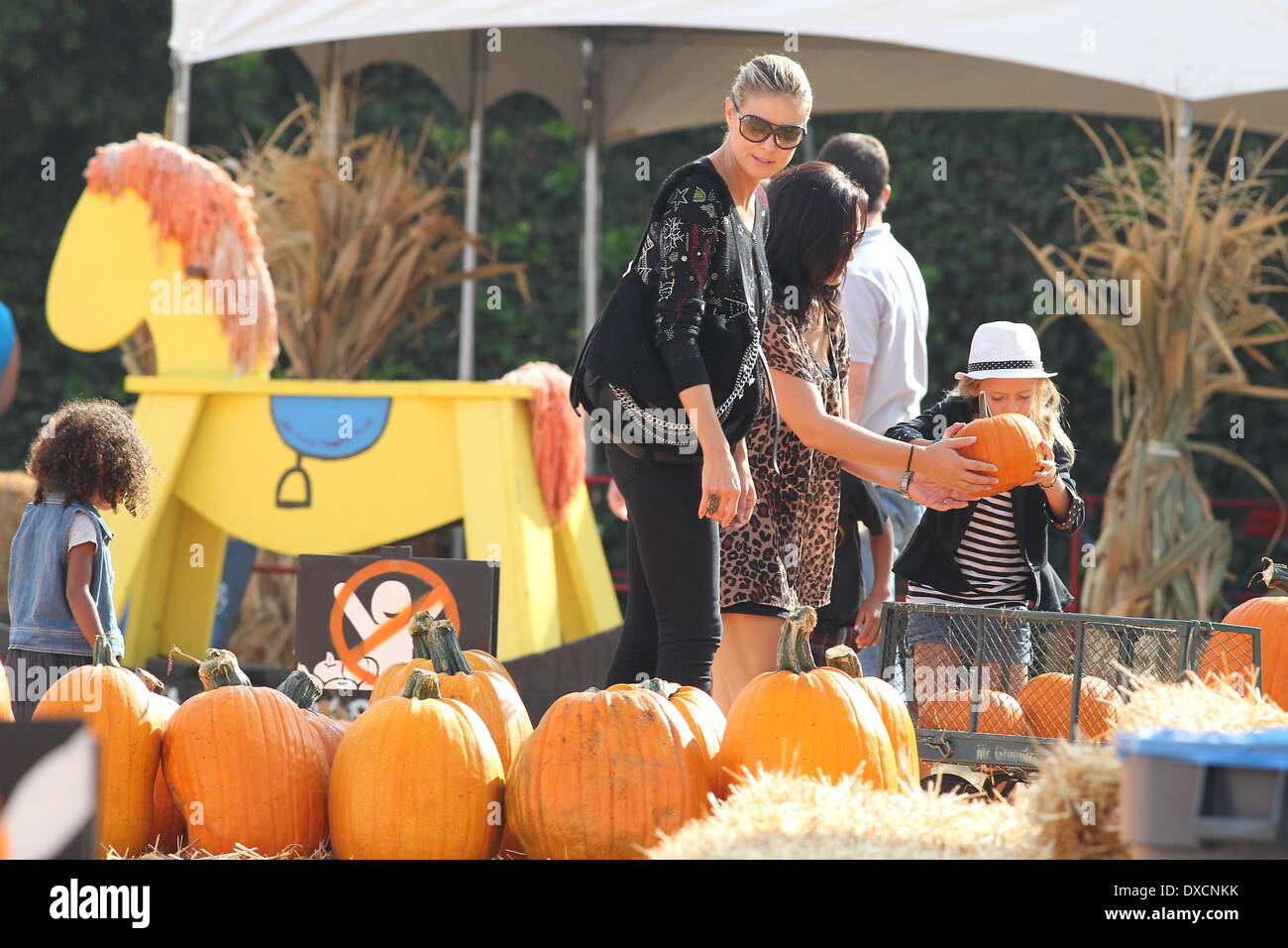Lou Sulola Samuel, Heidi Klum. Leni Samuel Heidi Klum verbringt den Tag Kommissionierung Kürbisse mit ihrer Familie in Los Angeles, Kalifornien - 06.10.12 Featuring: Lou Sulola Samuel, Heidi Klum. Leni Samuel When: 6. Oktober 2012 Stockfoto