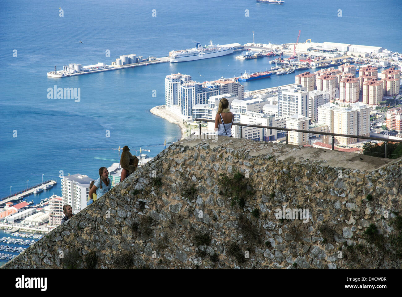 Die Aussicht auf die Meerenge und Hafen von Gibraltar, die Britische überseegegend Stockfoto