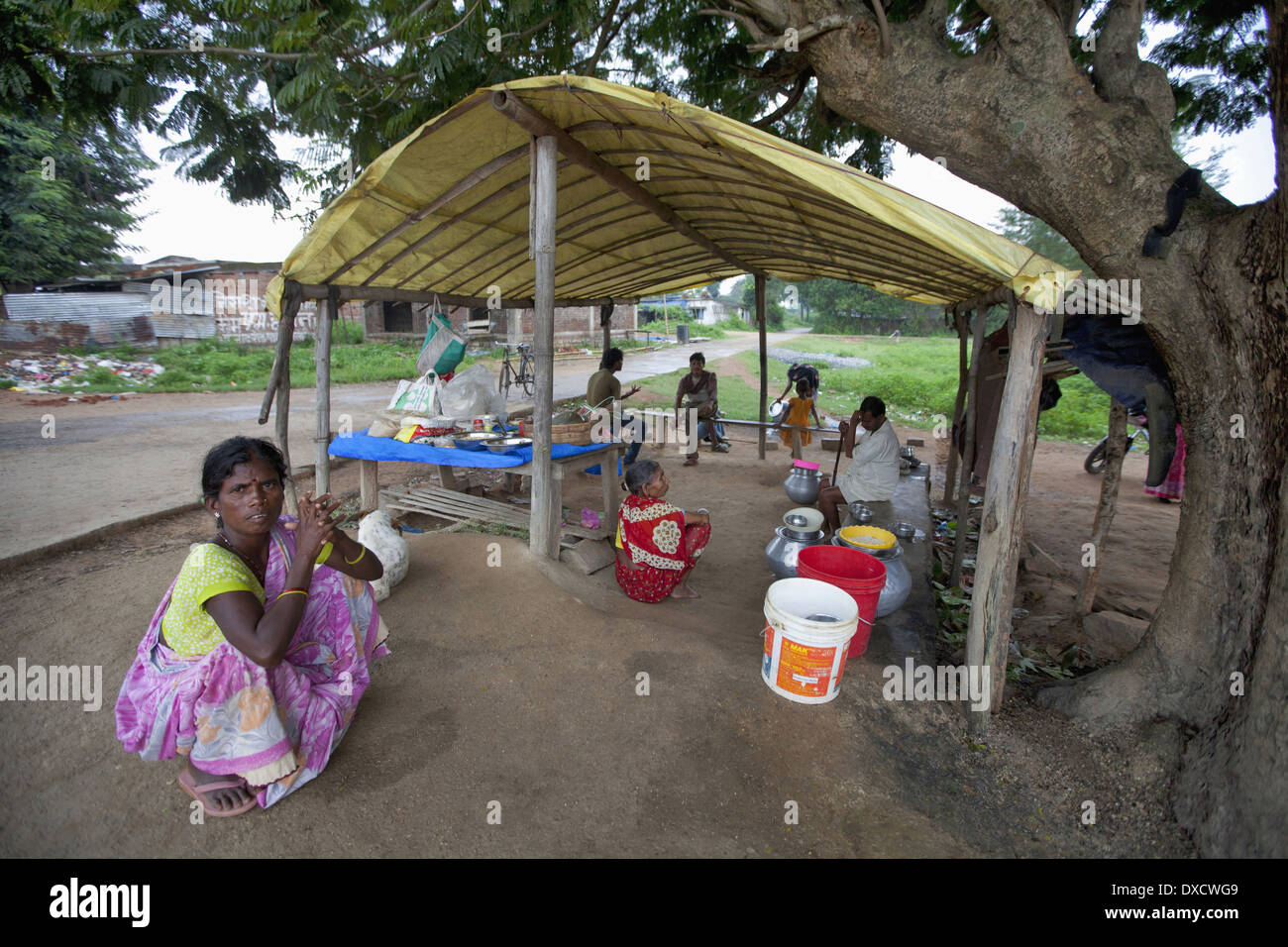 Stammes-Frauen verkaufen traditionelle Reis Bier, Hadia. Munda Stamm. Bartoli Dorf, Khunti Bezirk Ranchi, Jharkhand, Indien Stockfoto