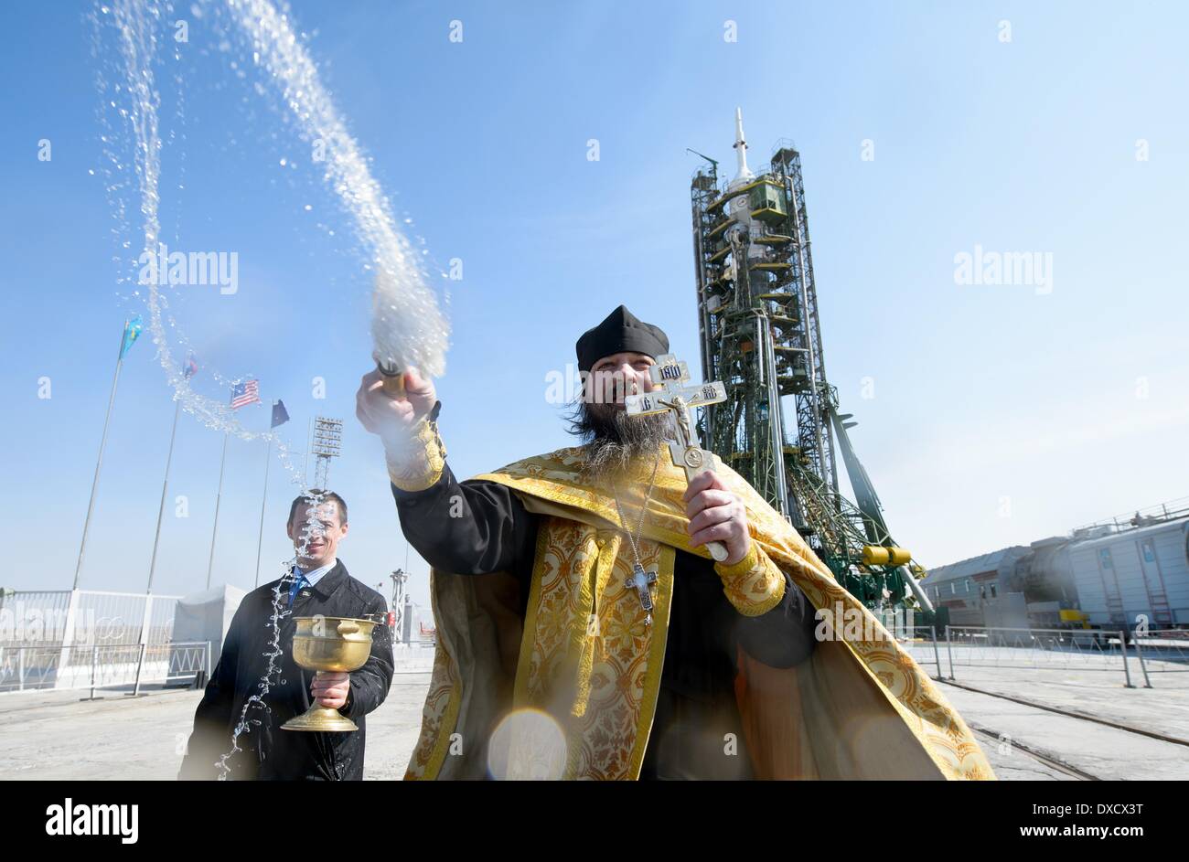 Ein russisch-orthodoxer Priester segnet das Raumschiff Sojus TMA - 12M auf der Startrampe in Baikonur Kosmodrom. Start der Sojus-Rakete ist geplant für März 26 und schicken Expedition 39 Sojus Kommandant Alexander Skworzow der russischen Federal Space Agency, Astronaut Steven Swanson der NASA, Kosmonaut Oleg Artemyev von Roskosmos auf einer sechsmonatigen Mission an Bord der internationalen Raumstation ISS. Stockfoto