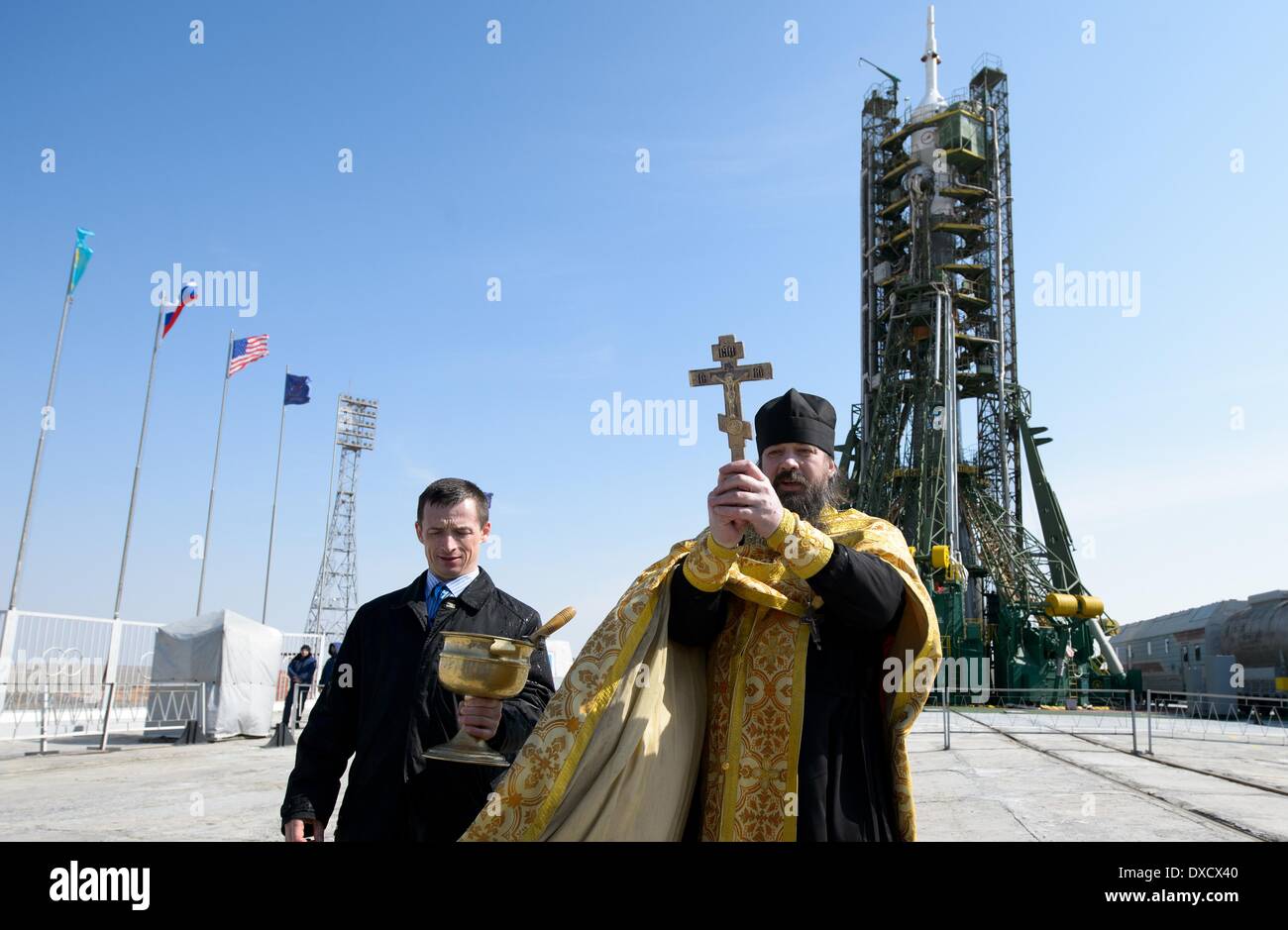 Ein russisch-orthodoxer Priester segnet das Raumschiff Sojus TMA - 12M auf der Startrampe in Baikonur Kosmodrom. Start der Sojus-Rakete ist geplant für März 26 und schicken Expedition 39 Sojus Kommandant Alexander Skworzow der russischen Federal Space Agency, Astronaut Steven Swanson der NASA, Kosmonaut Oleg Artemyev von Roskosmos auf einer sechsmonatigen Mission an Bord der internationalen Raumstation ISS. Stockfoto