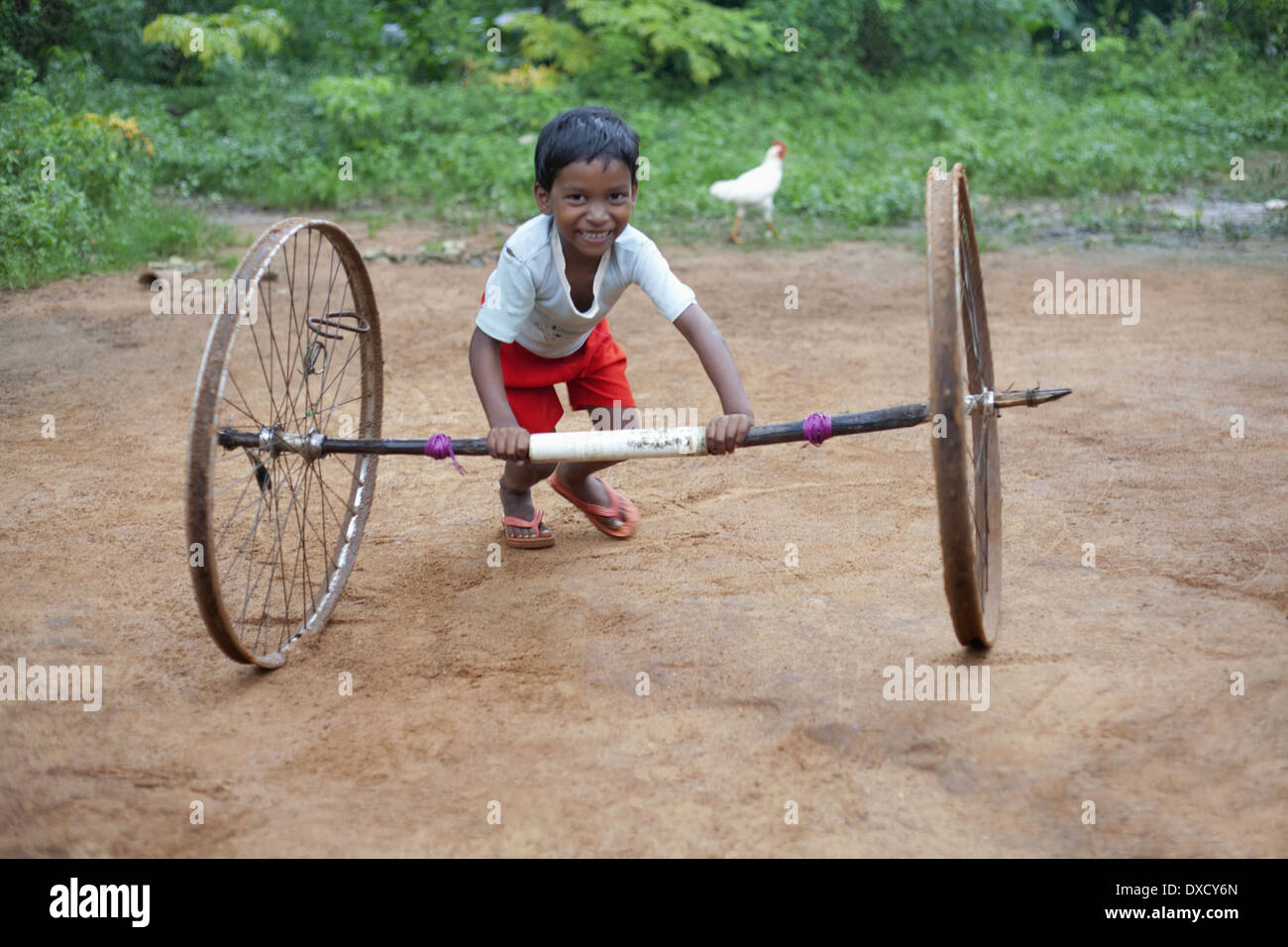 Tribal mit Zyklus Räder spielende Kinder. Munda Stamm. Bartoli Dorf Khunti Bezirk Ranchi, Jharkhand, Indien Stockfoto