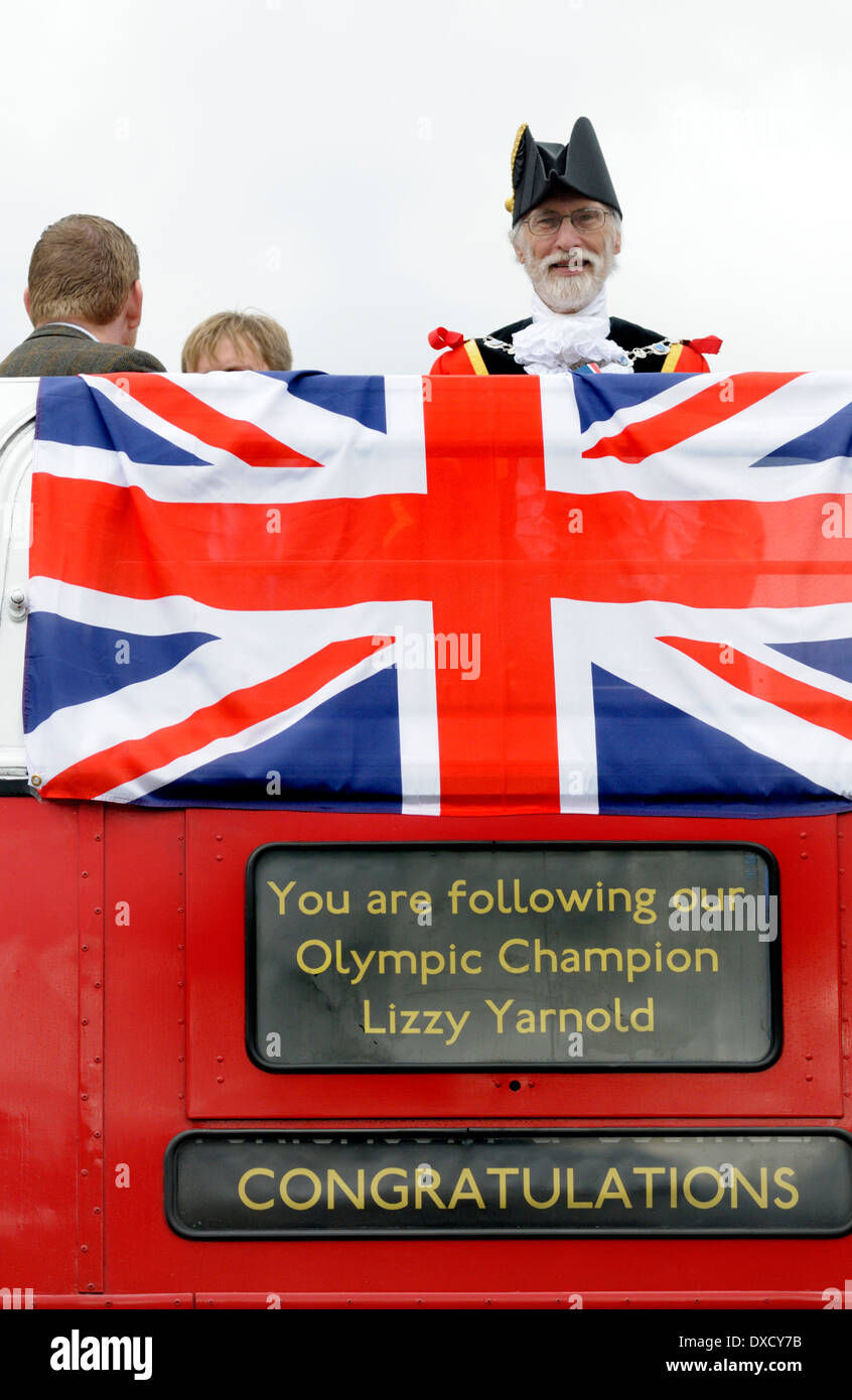 Lizzy Yarnold Siegesparade in Sevenoaks, Kent. 21.03.2014. Bürgermeister auf den offenen bus Stockfoto