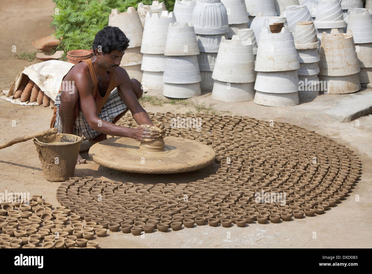 Potter Lampen auf einem herkömmlichen Rad mit speziellen Ton machen. Kumhartoli Dorf, Bezirk Ranchi, Jharkhand, Indien Stockfoto