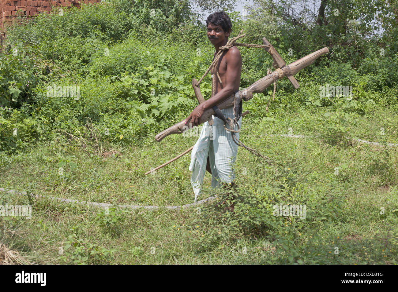 Stammes-Bauer mit Jorhat (Geräte zur Pflug aus Holz oder Eisen). Soren Stamm. Bokaro, Jharkhand Stockfoto