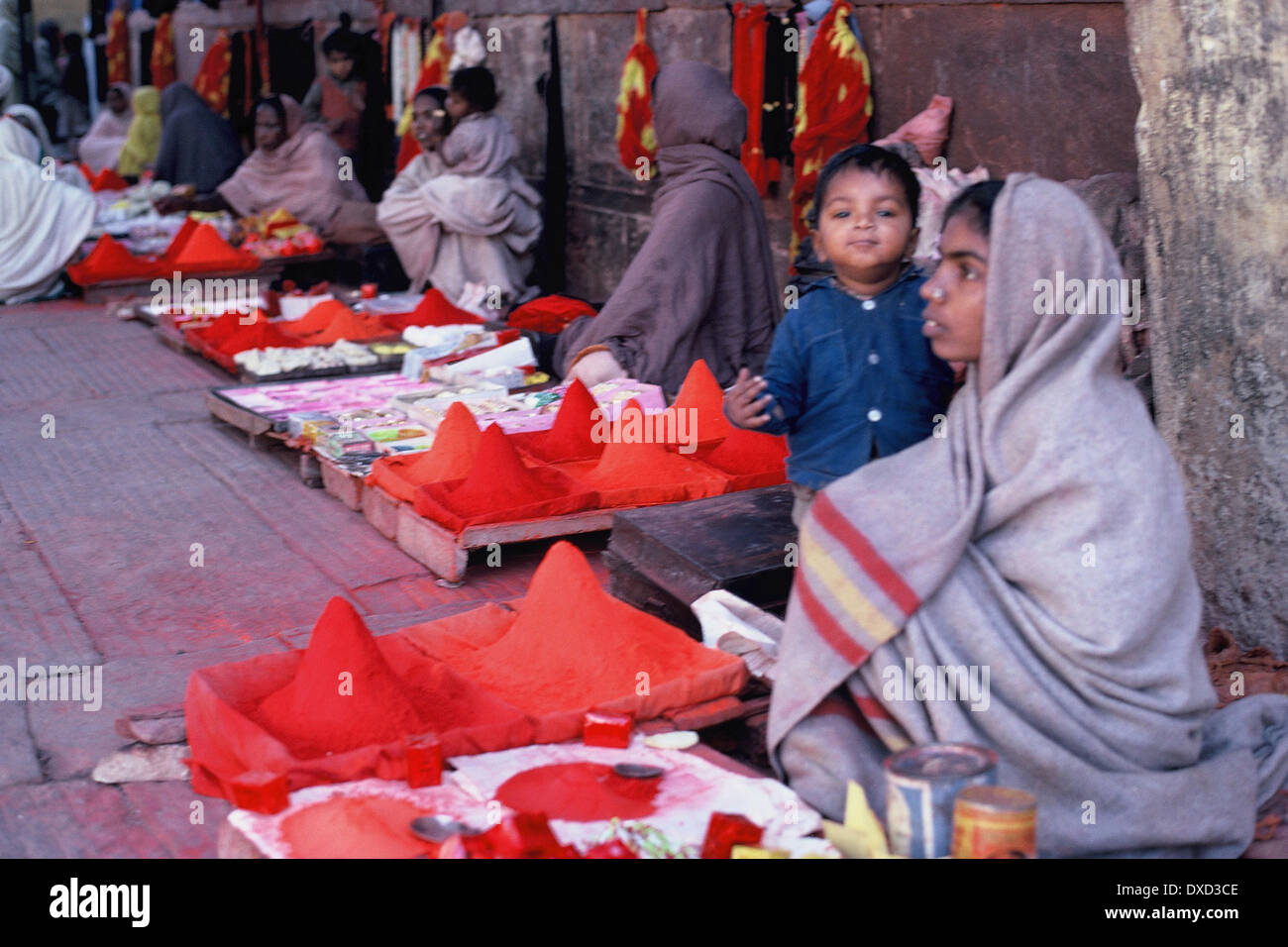 Frau verkauft Gewürze im Markt in Varanasi, Indien, 1968 Stockfoto