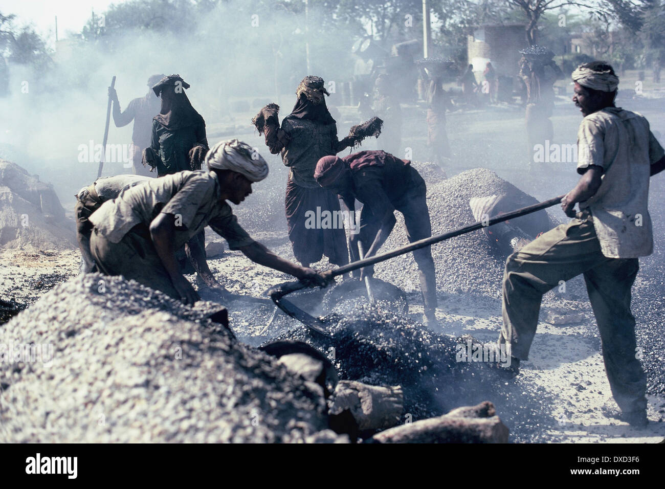 Straße ausbessern Bande, Delhi, 1967 Stockfoto