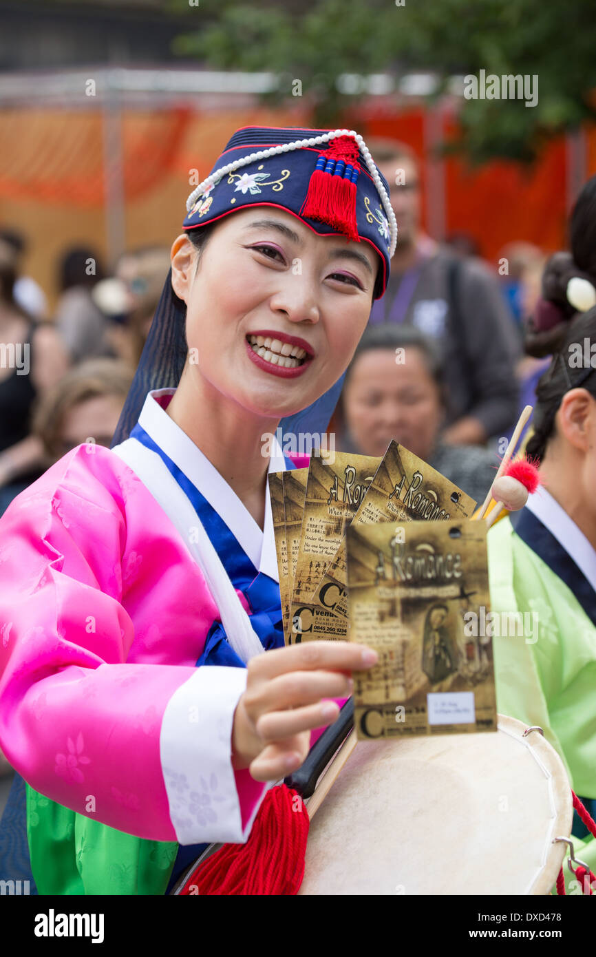 Akteure aus der koreanischen Modl Theatre Company Förderung gibt es Leistung auf Edinburghs Royal Mile während des Edinburgh Fringe Stockfoto