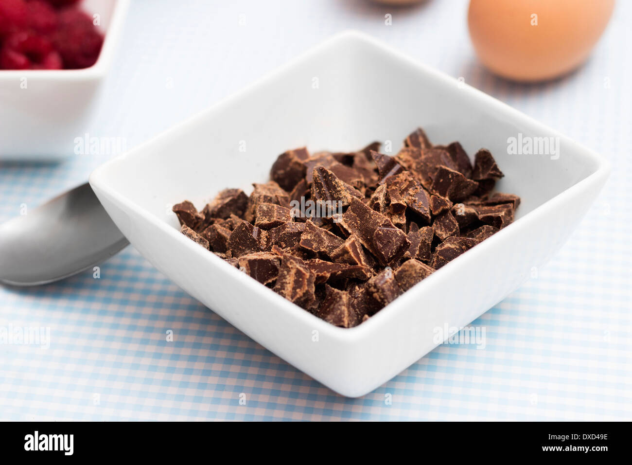 Schokolade Closeup auf einem Küchentisch mit anderen Zutaten zur Herstellung von organischen Paleo-Kuchen Stockfoto